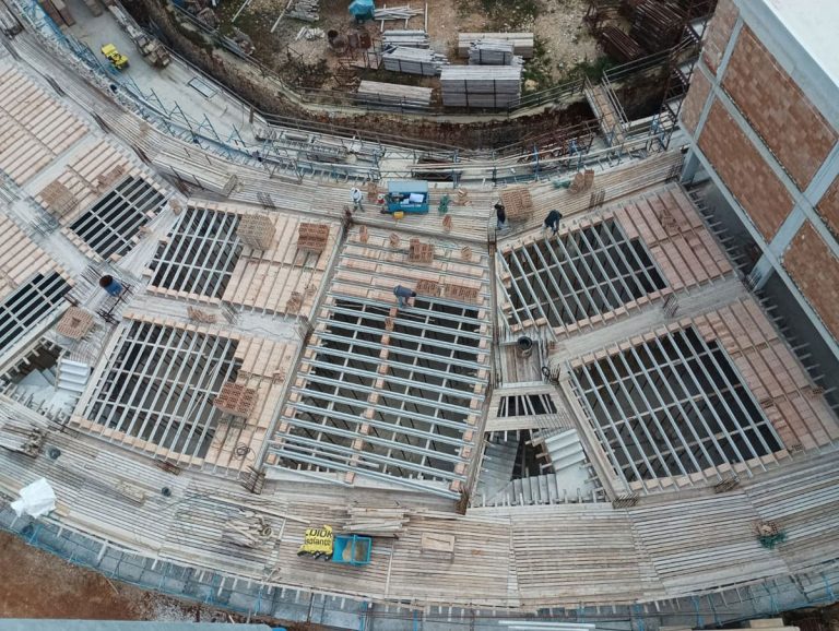 Cantiere in attività visto dall'alto